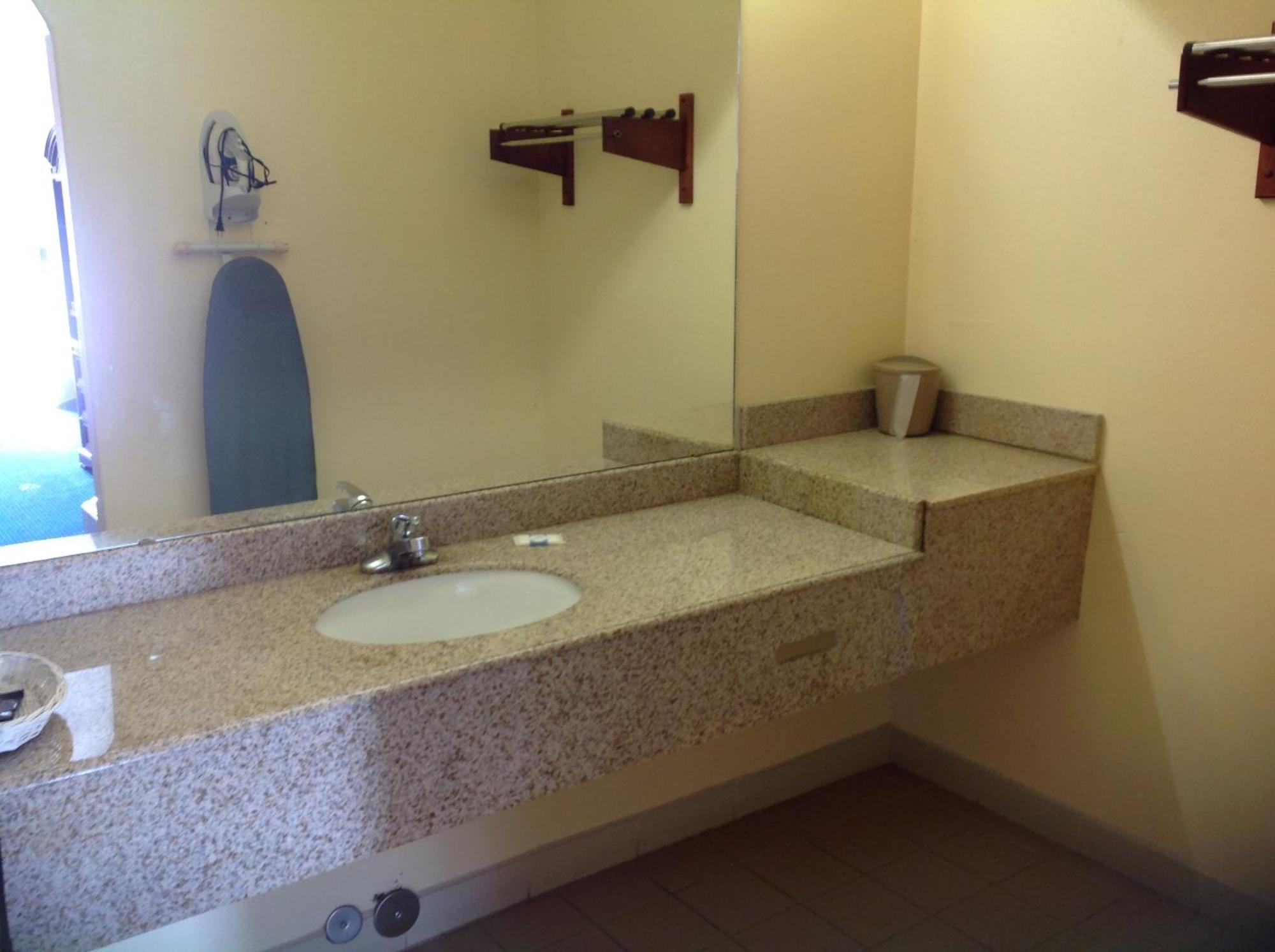 Executive Inn & Suites Shepherd Экстерьер фото