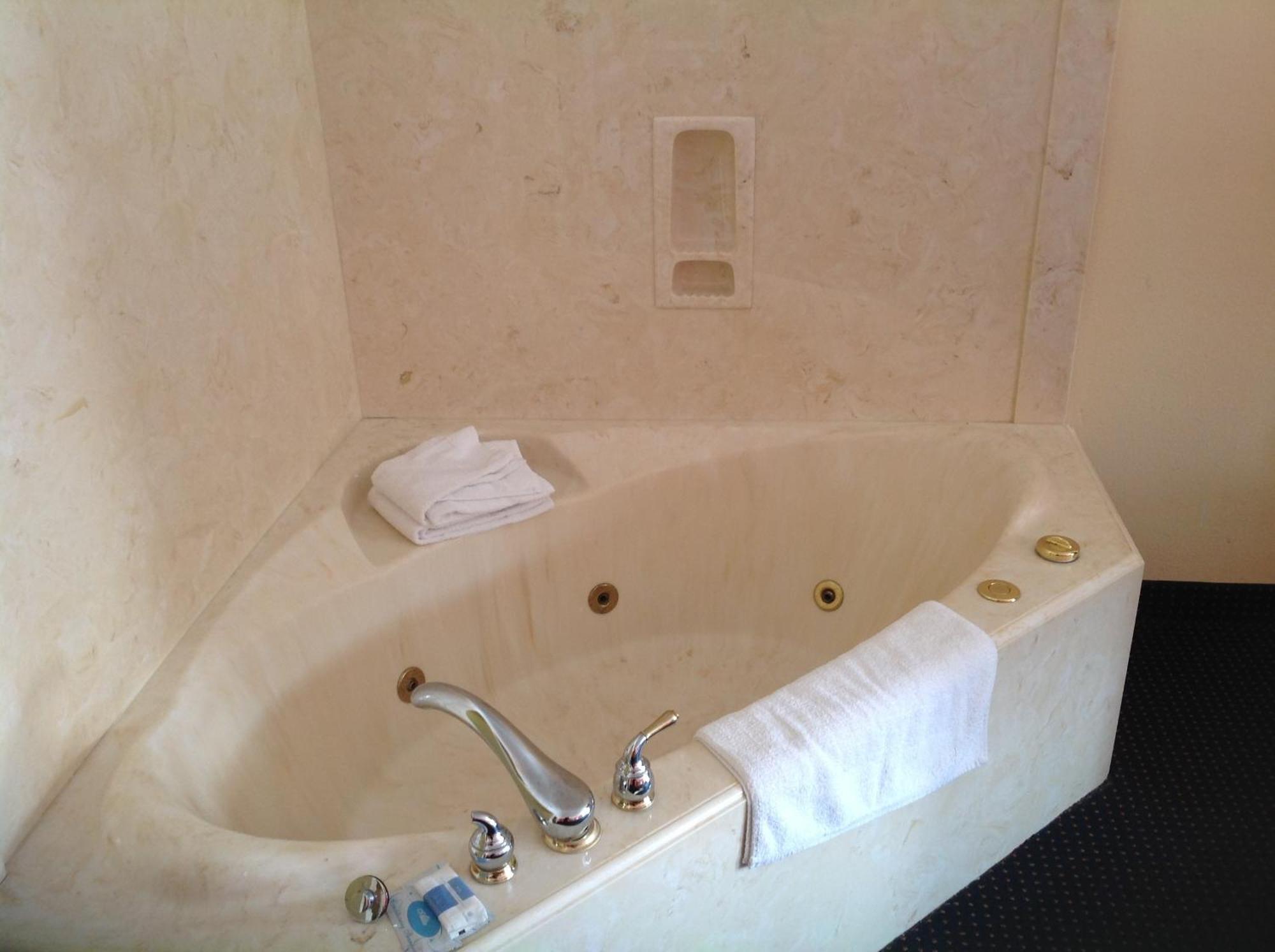 Executive Inn & Suites Shepherd Экстерьер фото