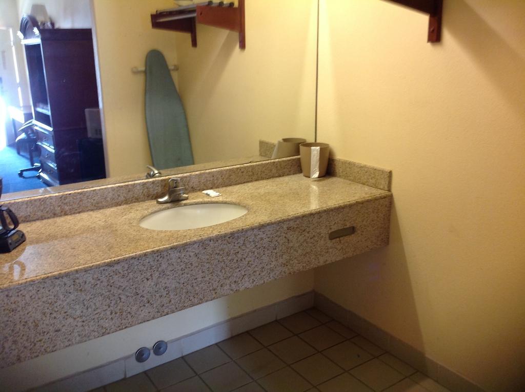 Executive Inn & Suites Shepherd Номер фото