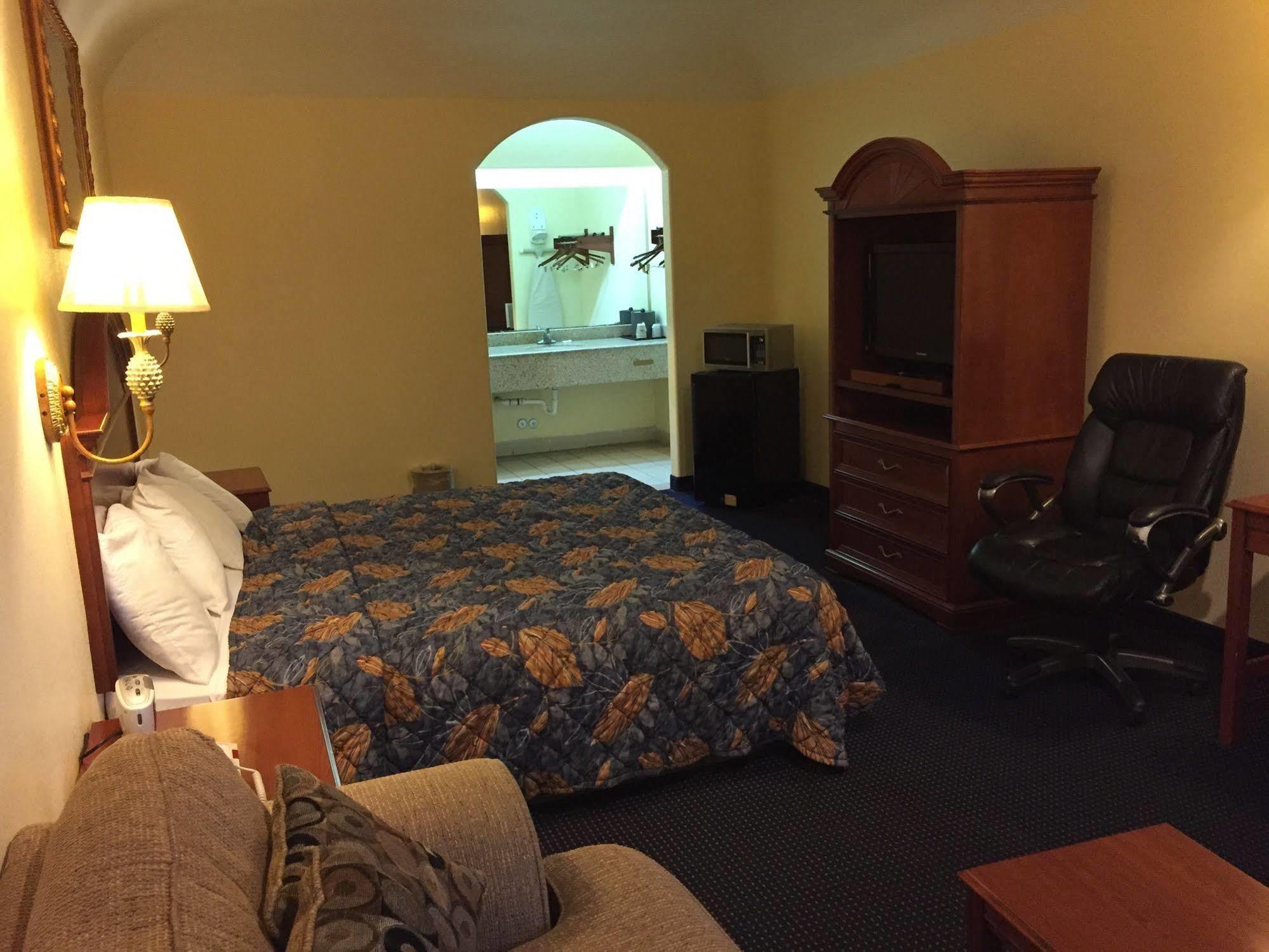 Executive Inn & Suites Shepherd Экстерьер фото