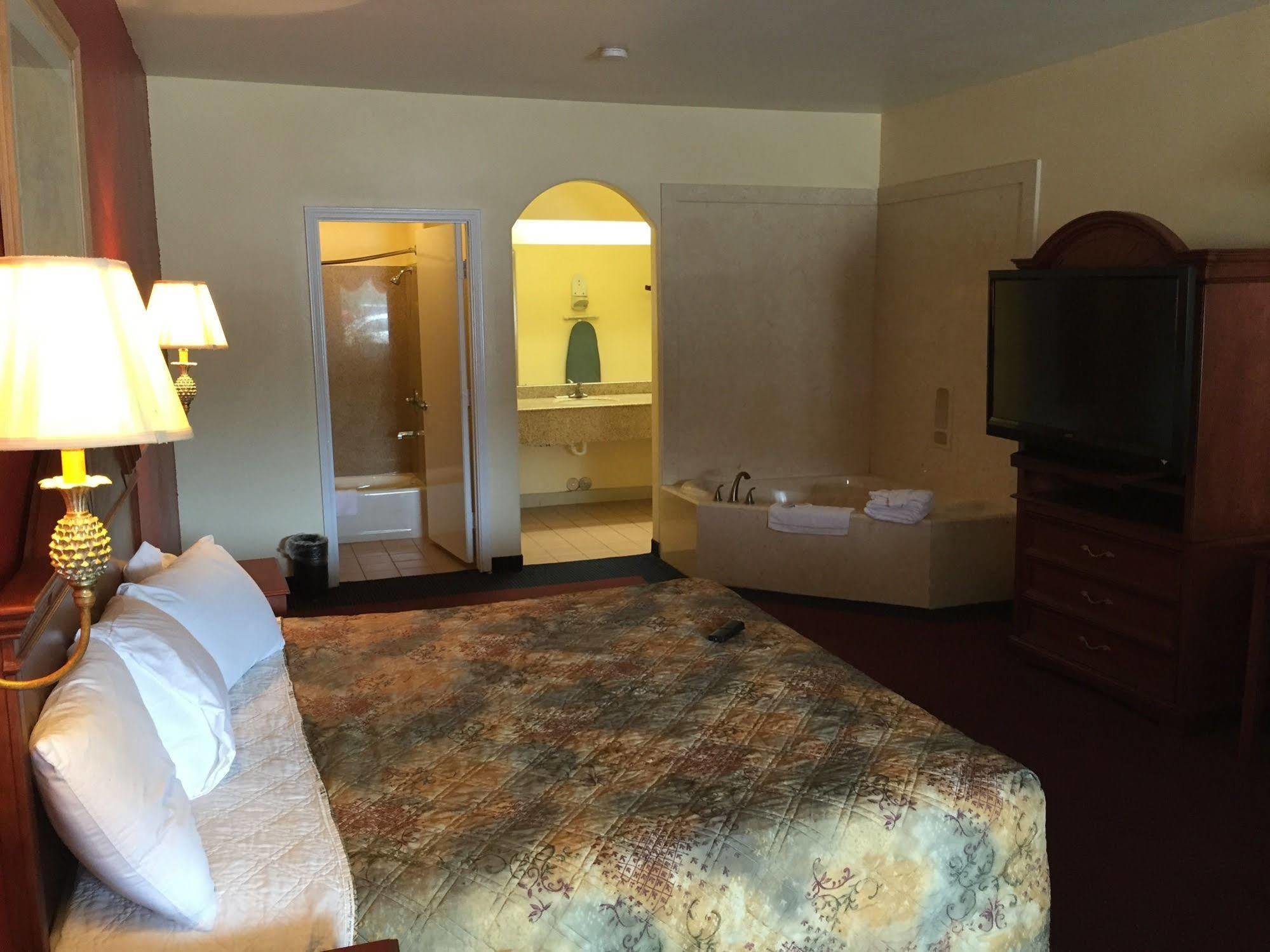 Executive Inn & Suites Shepherd Экстерьер фото