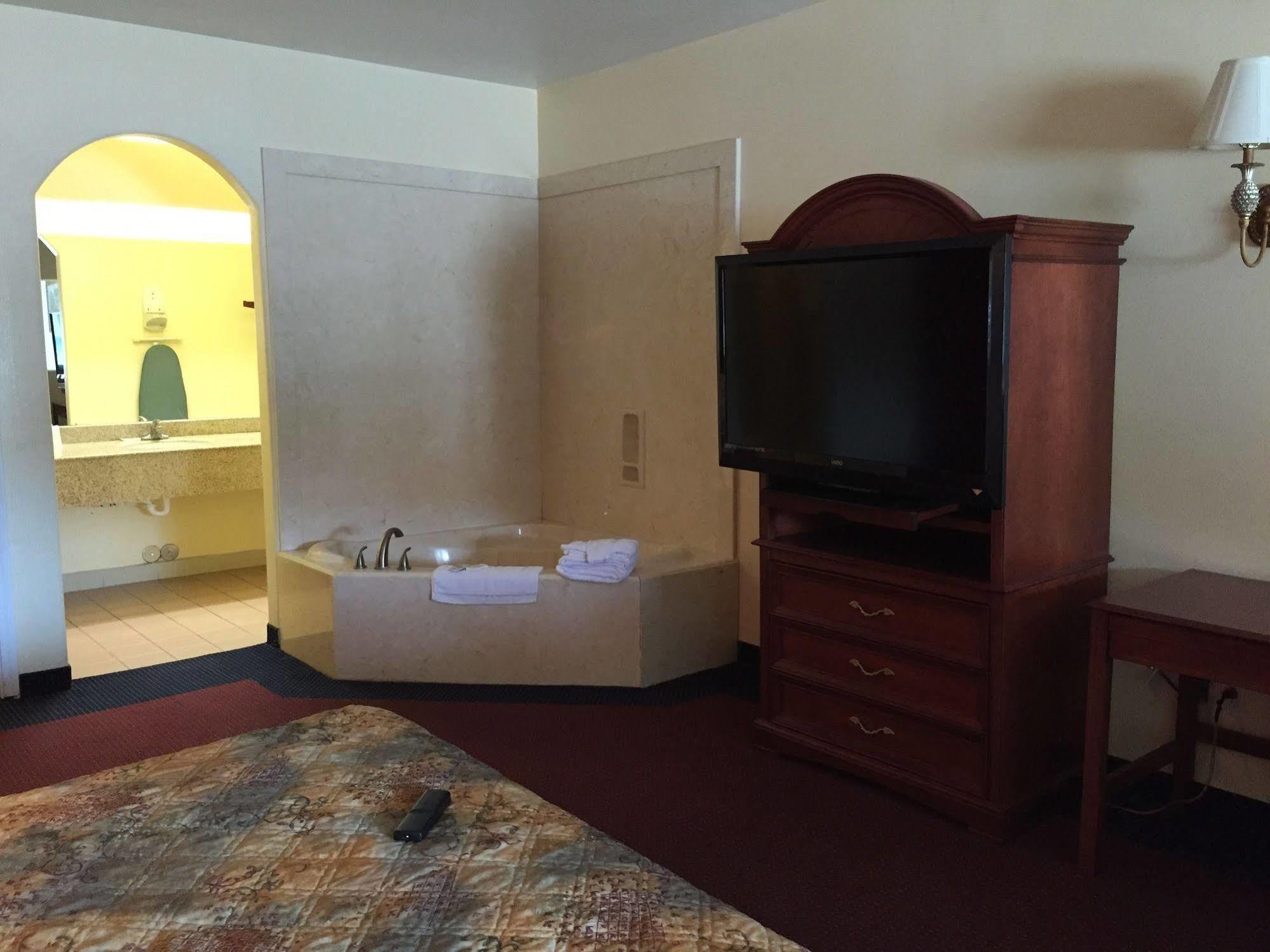 Executive Inn & Suites Shepherd Экстерьер фото